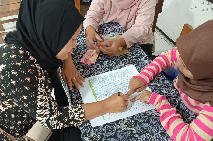 Panitia Pelepasan SDN Polisi 2 Kota Bogor mengembalikan iuran yang sudah terkumpul dari orang tua.