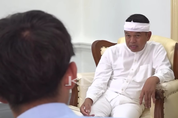 Sebelum dibawa ke barak militer, Gubernur Jawa Barat, Dedi Mulyadi menanyai kondisi pelajar asal OKI Sumsel tersebut.