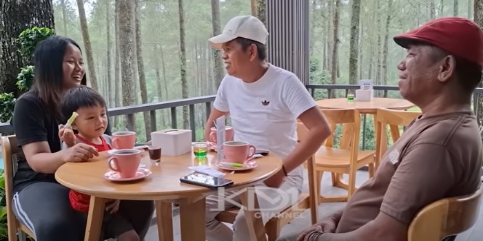 Gubernur Jawa Barat Dedi Mulyadi saat menjamu fansnya yang berasal dari Sulawesi Tengah