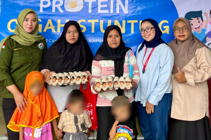 Alfamidi Cabang Bitung menyalurkan telur kepada anak di Kabupaten Bogor, pada Rabu (25/5/2025).