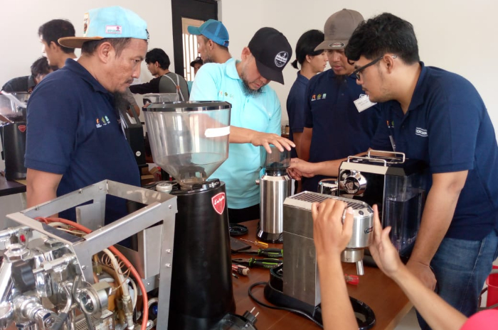Suasana pelatihan teknisi mesin kopi yang digelar LAZ Rabbani.