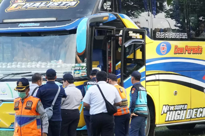 Petugas saat melakukan rampcheck di Rest Area KM 45A Tol Jagorawi, Bogor, Kamis (29/5/2025).