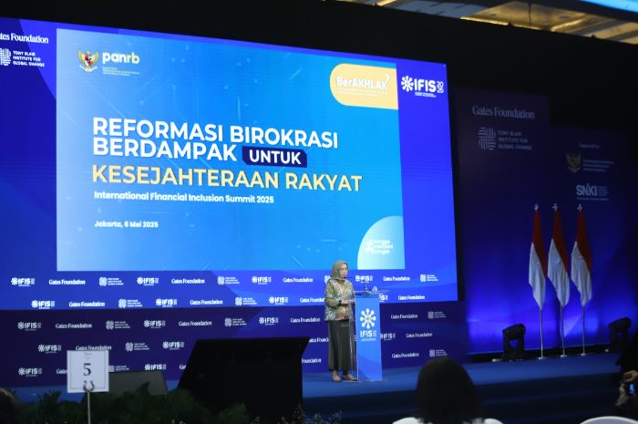 MenPAN RB Rini Widyantini saat memberikan sambutan pada Indonesia International Financial Inclusion Summit (IFIS) 2025