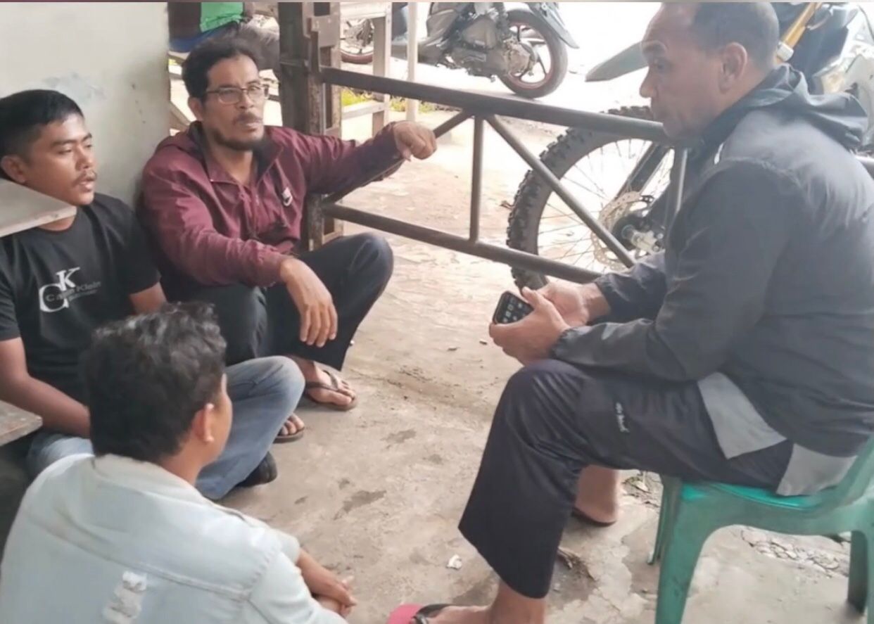 Polisi saat melakukan penangkapan tiga orang yang debt collector (