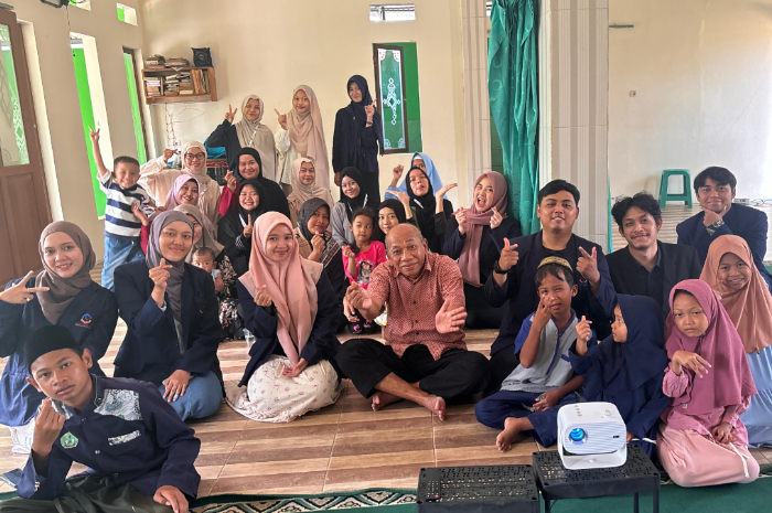 Mahasiswa Program Studi KPI Universitas Tazkia melakukan kegiatan literasi dan workshop singkat tentang Affiliate TikTok.