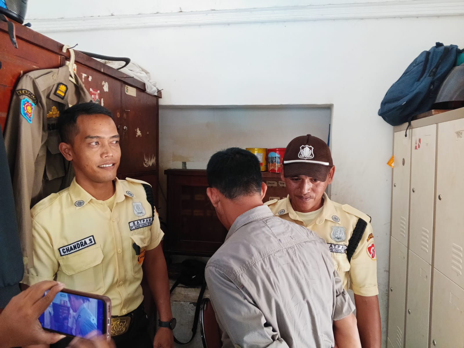 Terduga pelaku pencuri helm di Balai Kota Bogor, saat ditangkap petugas keamanan, Sabtu (31/5/2025) pagi.