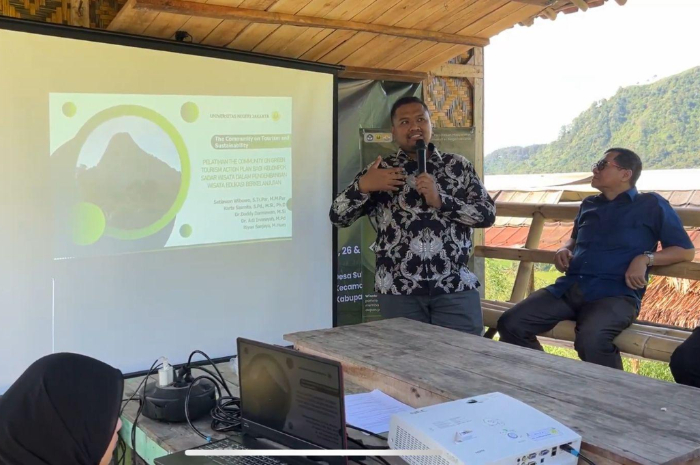 Setiawan Wibowo, M.MPar saat memberikan pelatihan pengembangan wisata di Desa Sukaharja