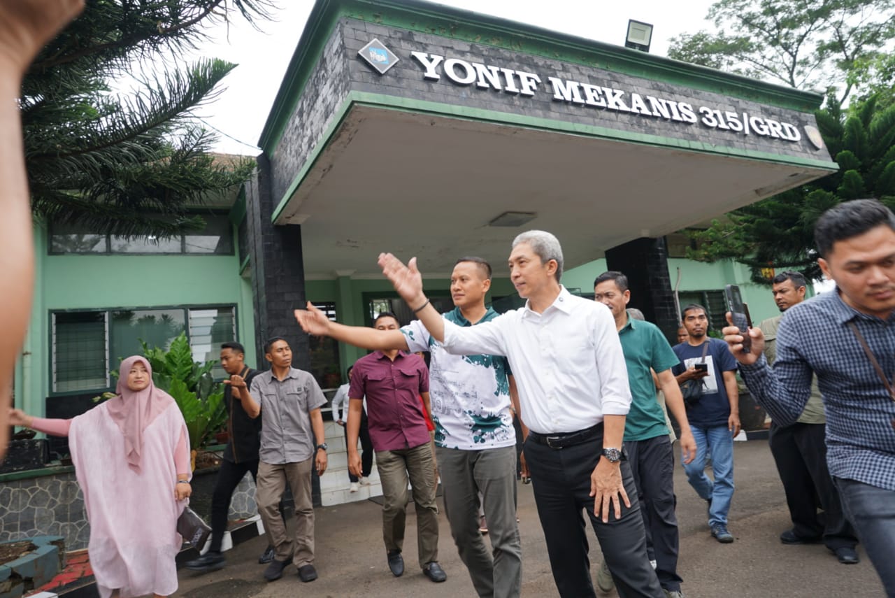 Walikota  Bogor, Dedie A Rachim meninjau kesiapan Barak Militer Program Pembinaan Anak Nakal wilayah Kota Bogor di Yonif 315/ Garuda, Minggu (1/6/2025).
