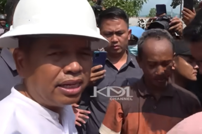 Gubernur Jawa Barat Dedi Mulyadi saat meninjau lokasi&nbsp;longsor tambang Gunung Kuda, Cirebon.