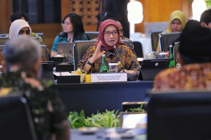 MenPAN RB Rini Widyantini saat menghadiri Rapat Koordinasi Tingkat Menteri di Kantor Kementerian Sosial