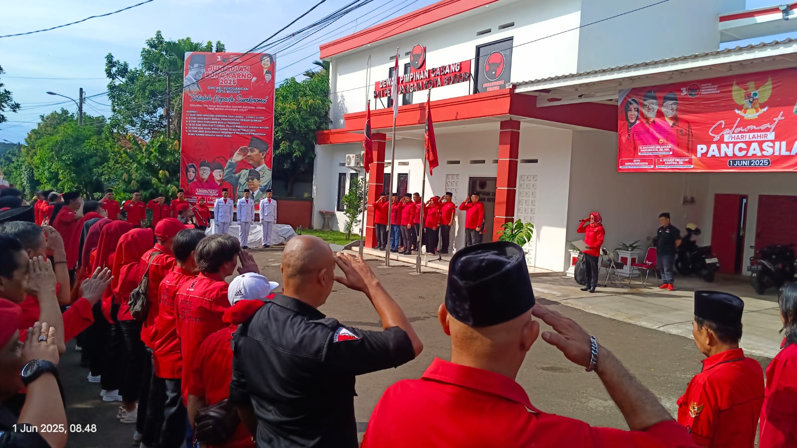 Pengurus dan kader DPC PDI Perjuangan Kota Bogor menggelar upacara Hari Pancasila di halaman kantornya, Minggu (1/6/2025).