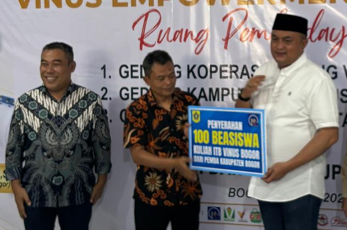 Penyerahan beasiswa kuliah di ITB Vinus dari Bupati Bogor, Rudy Susmanto.