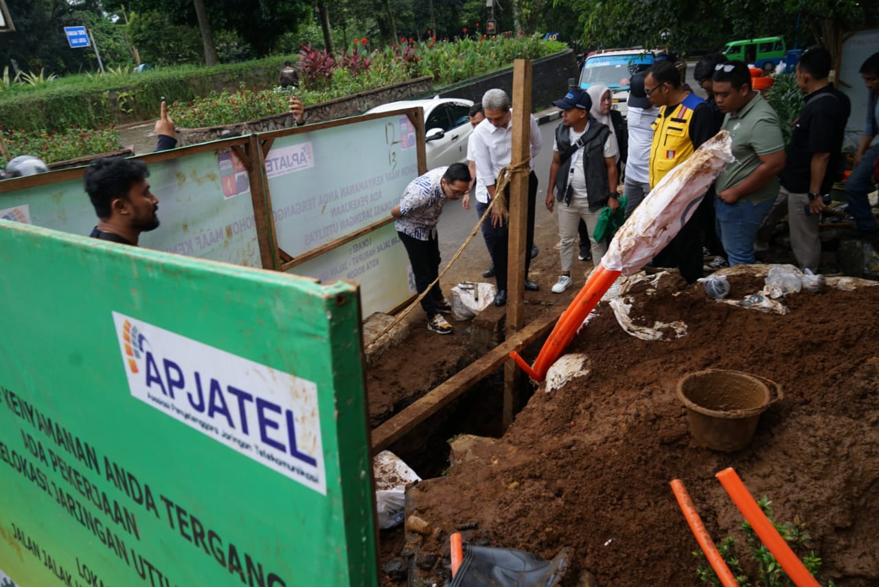 Wali Kota Bogor, Dedie A Rachim meninjau pelaksanaan proyek kabel bawah tanah di Jalan Jalak Harupat, Kota Bogor, Minggu (1/6/2026).