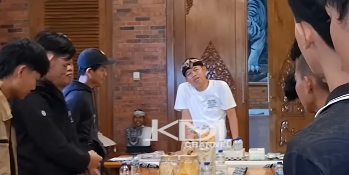 Gubernur Jawa Barat Dedi Mulyadi menanyakan profesi orang tua supporter Persikas Subang