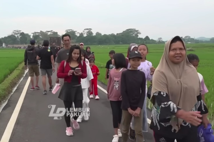 Berbagai lapisan masyarakat mendatangi Lembur Pakuan, kediaman Gubernur Jawa Barat Dedi Mulyadi.