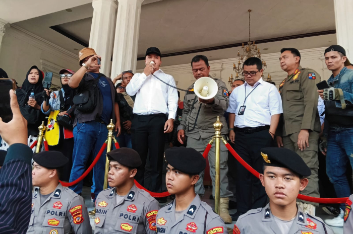 Ketua Komisi II DPRD Kota Bogor, Abdul Kadir Hasbi Alatas saat menemui massa aksi pedagang Pasar Bogor.