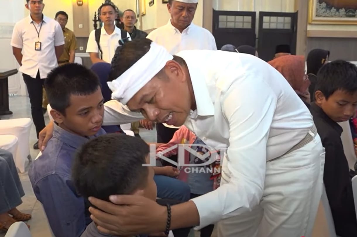 Gubernur Jawa Barat Dedi Mulyadi saat menenangkan anak korban tambang longsor Gunung Kuda Cirebon.