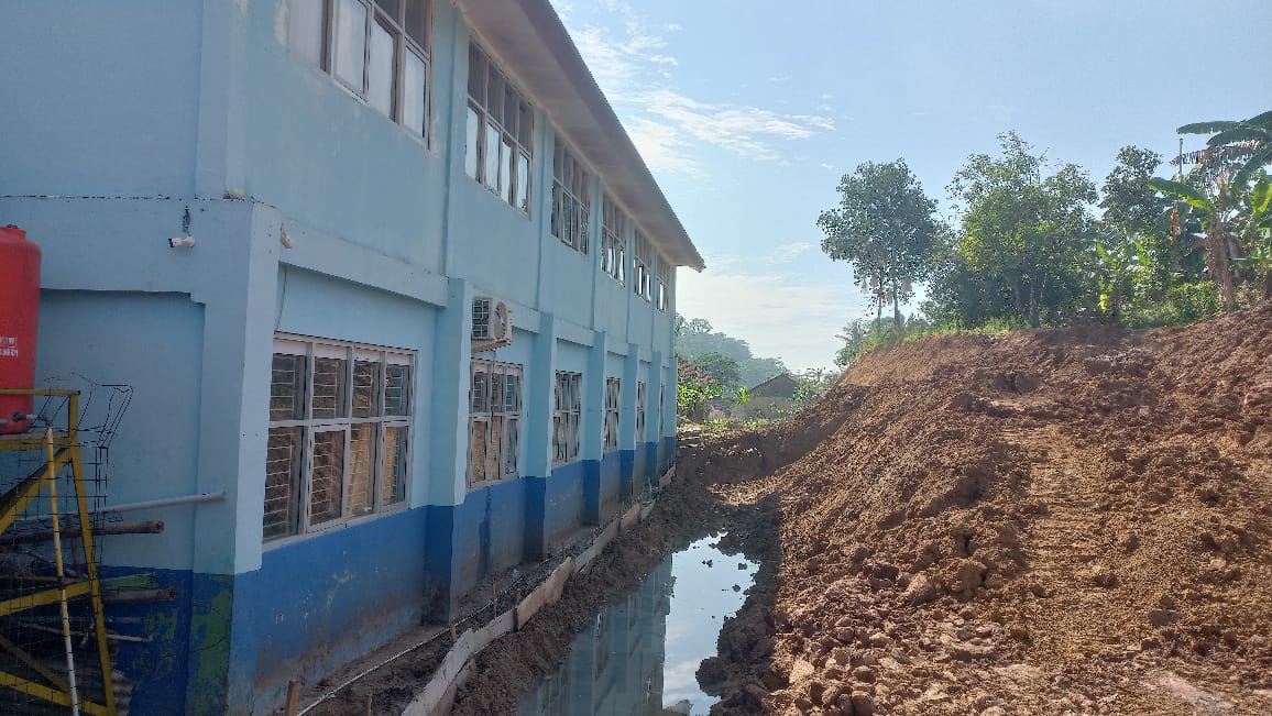 Kondisi bangunan SDN Cipinang 03 di Desa Cipinang, Kecamatan Rumpin, Kabupaten Bogor, yang berada persis di samping galian tambang.