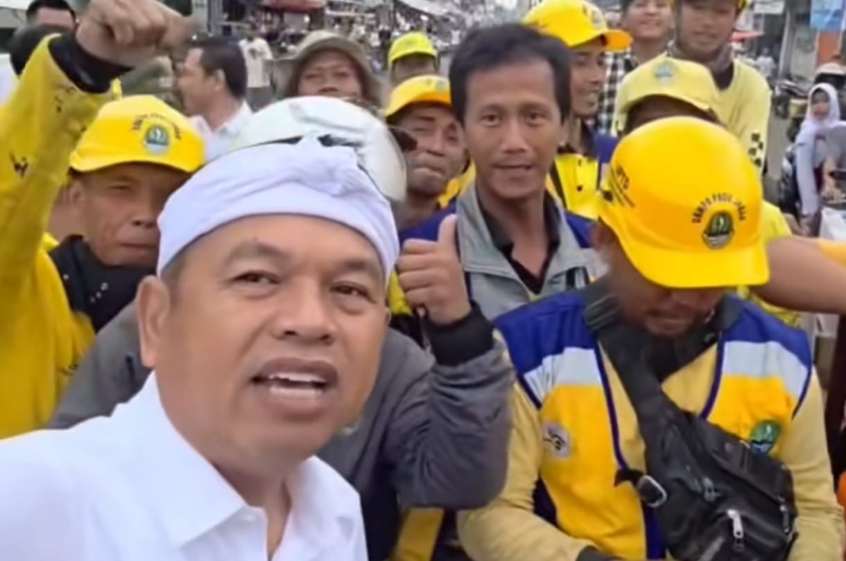 Gubernur Jawa Barat Dedi Mulyadi memimpin langsung penataan kawasan Trusmi Cirebon dengan mengerahkan puluhan pegawai PU.&nbsp;