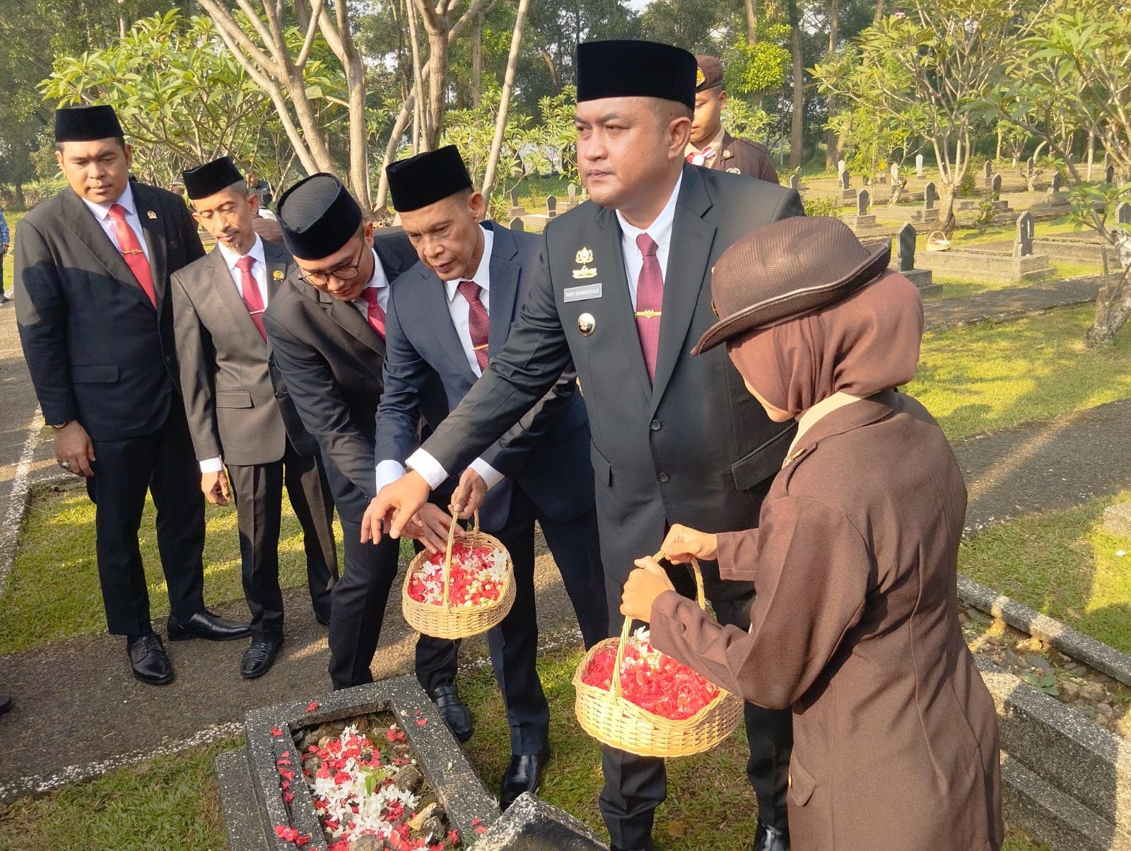 Momen pelaksanaan upacara Hari Kesaktian Pancasila di TMP Pondok Rajeg Bogor.