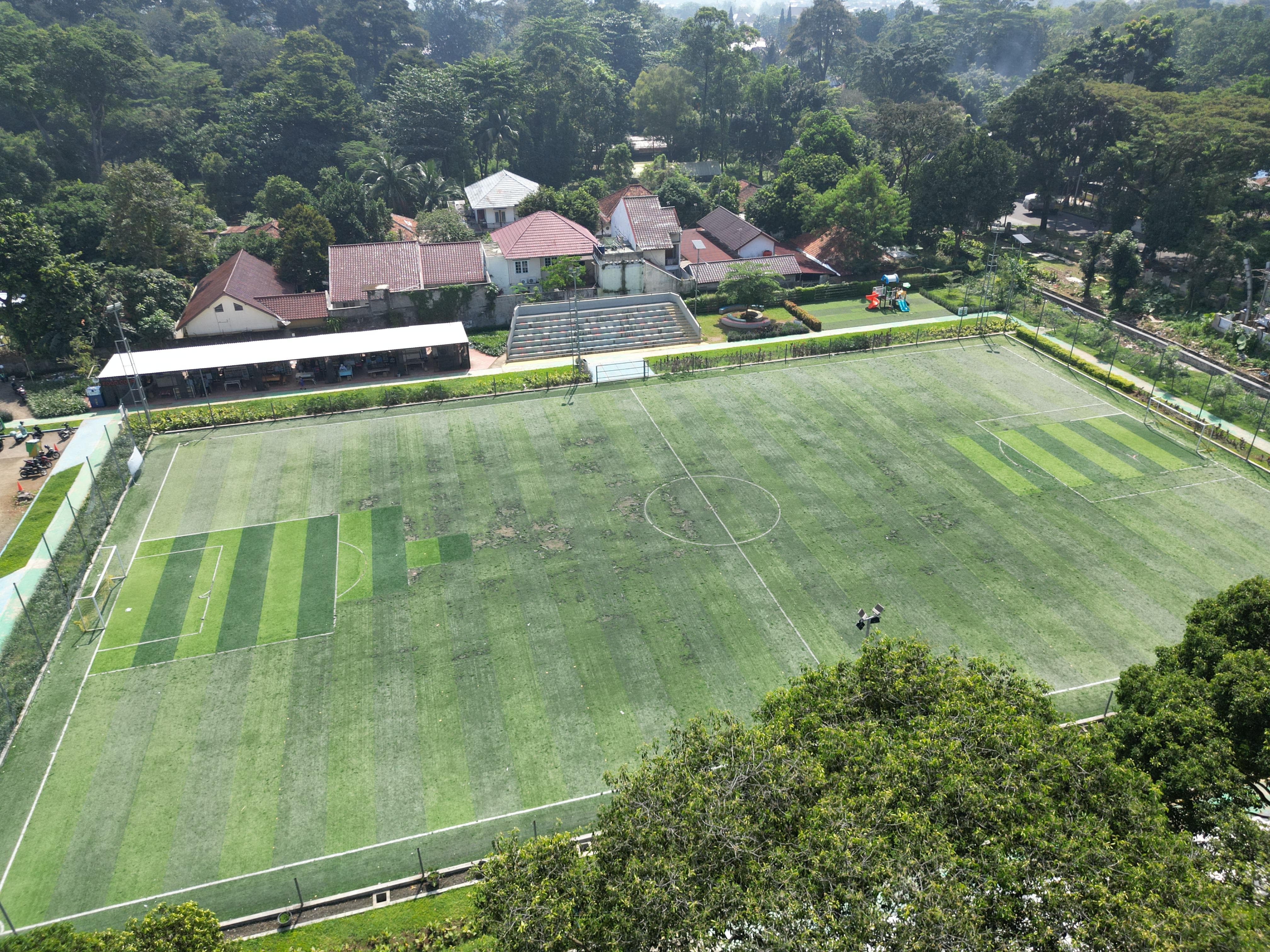 Kondisi rumput sintetis Lapangan Mini Soccer Taman Manunggal, Kota Bogor, yang rusak dan segera diperbaiki.