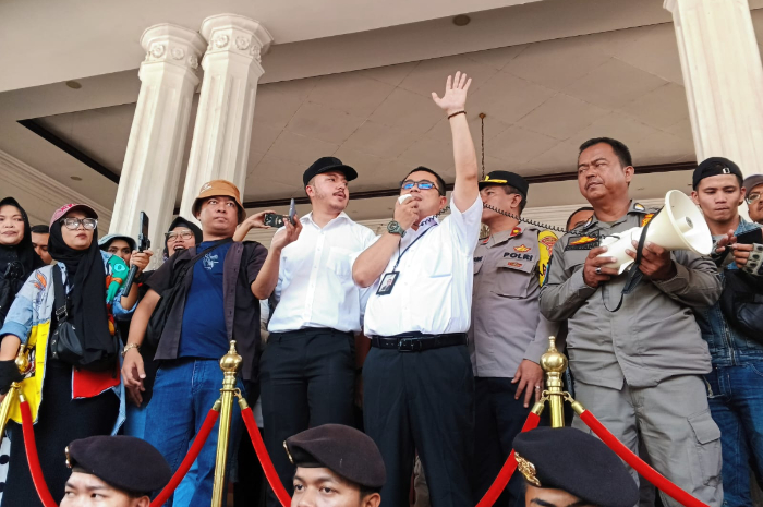 Dirut Perumda PPJ Jenal Abidin saat menemui massa aksi pedagang Pasar Bogor.