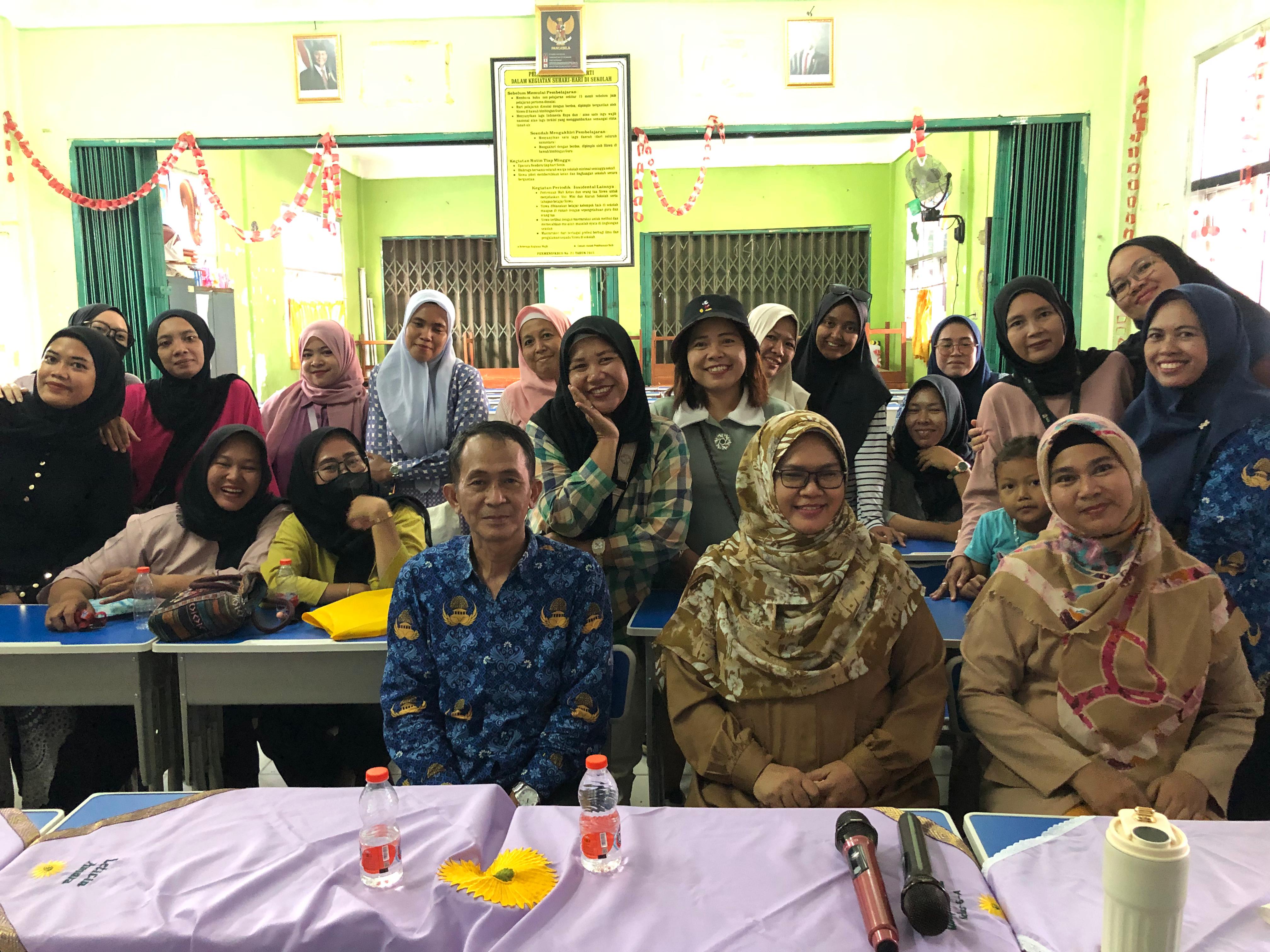 Sejumlah wali murid dan pihak SDN Kukupu 1 Kota Bogor saat memberikan penjelasan soal pemberitaan pelaksanaan market day yang menuai polemik, Senin (2/6/2025).