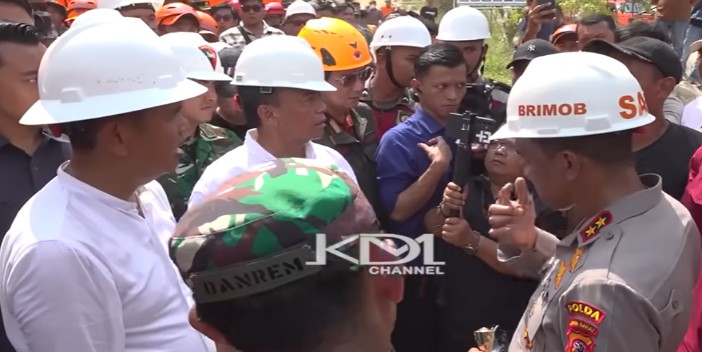 Gubernur Jawa Barat Dedi Mulyadi menghadapi pekerja tambang Gunung Kuda Cirebon yang protes