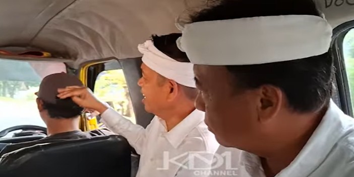 Gubernur Jawa Barat Dedi Mulyadi memberi uang kepada supir angkot di Cirebon