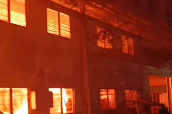 Tangkapan layar kebakaran pabrik di Cileungsi Bogor.
