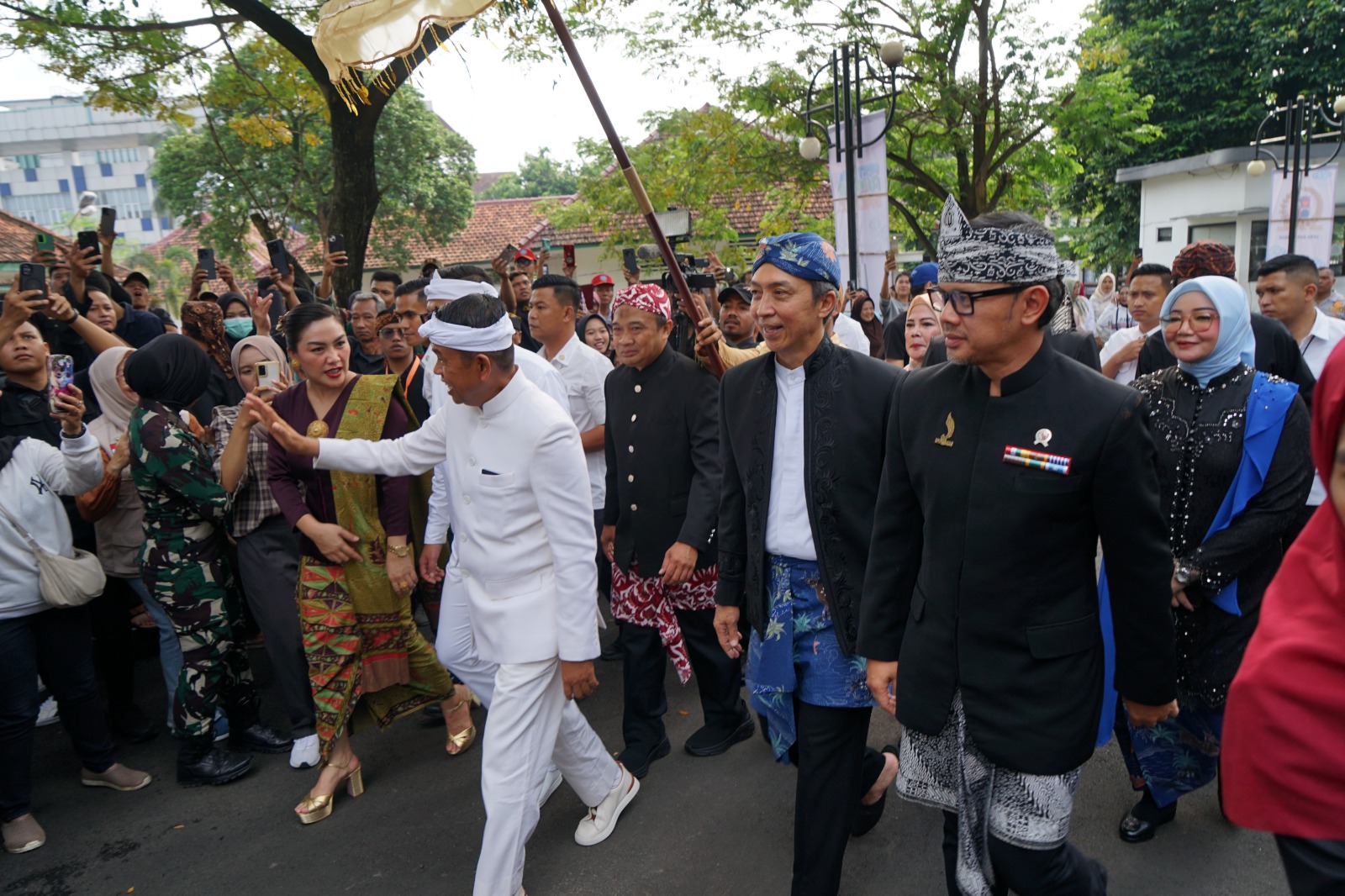 Wamendagri Bima Arya bersama Gubernur Jawa Barat, Dedi Mulyadi saat menghadiri peringatan HJB di Kota Bogor, Selasa (3/6/2025).