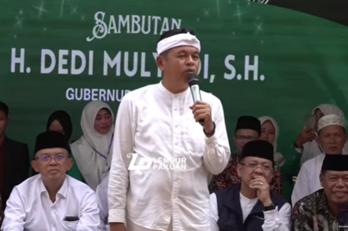 Gubernur Jawa Barat Dedi Mulyadi saat menceritakan sosok sang ibunda, Karsiti dalam pidatonya di Pondok Pesantren Al Mizan Jatiwangi, Kabupaten Majalengka. &nbsp;