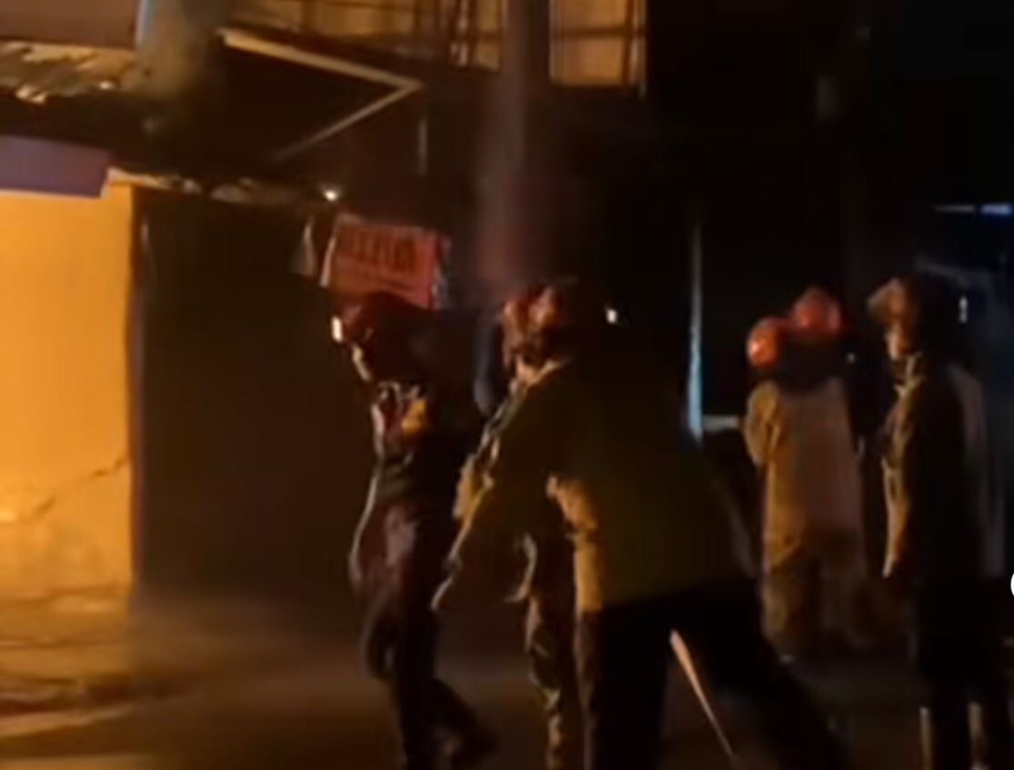 Petugas Damkar berusaha memadamkan api yang membakar kios di Jalan Kedung Halang, Kecamatan Sukaraja, Bogor.