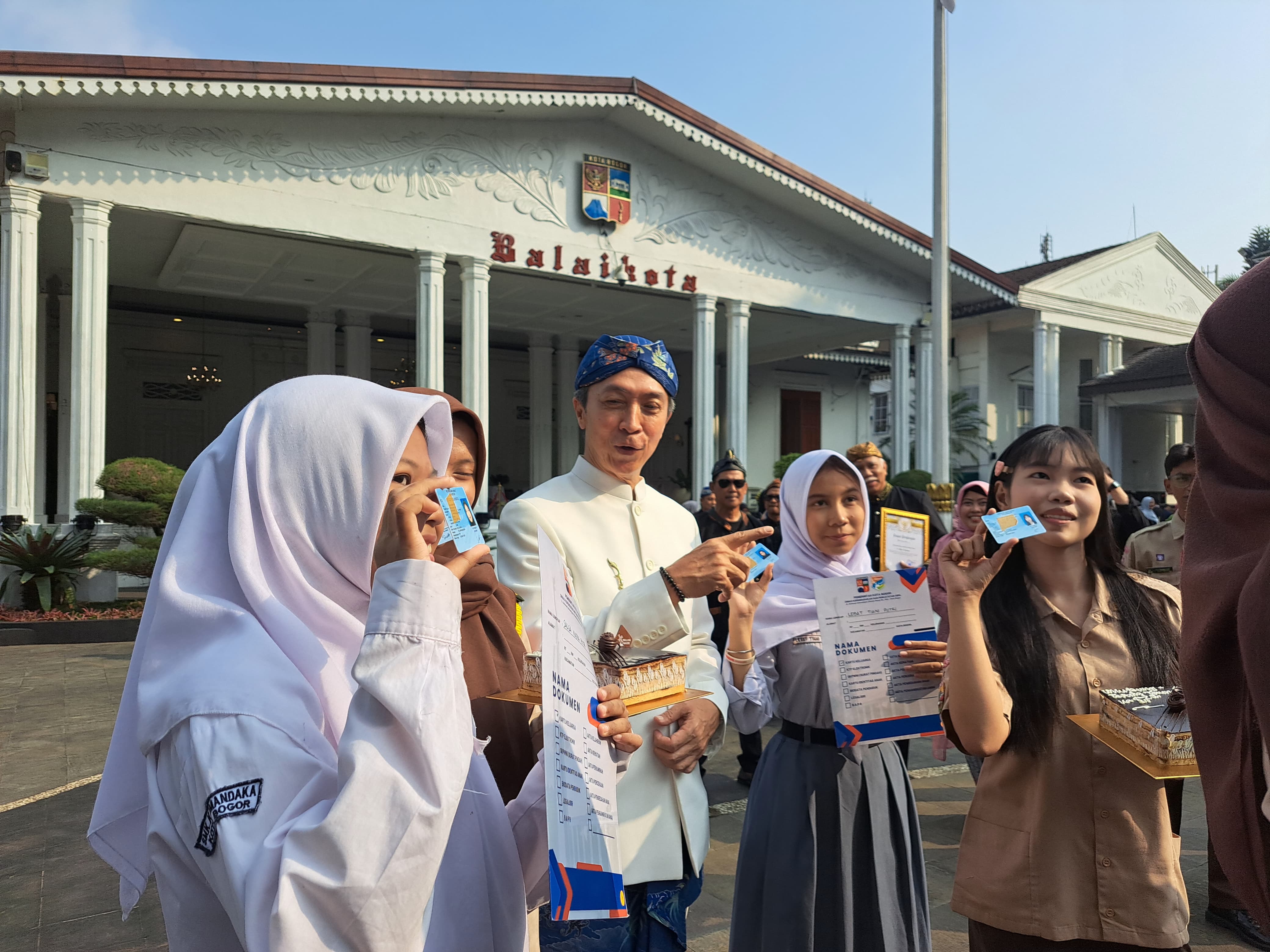 Wali Kota Bogor, Dedie Rachim saat memberikan kue dan KTP kepada remaja di momen Upacara HJB ke 543.