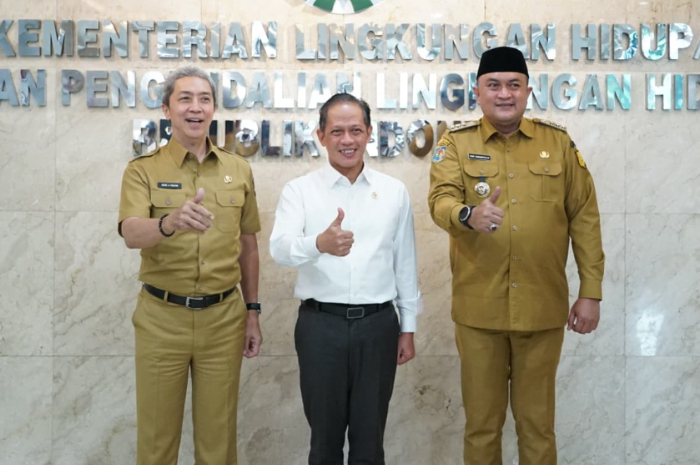 Menteri Lingkungan Hidup dan Kepala BPLH Hanif Faisol bersama&nbsp;Wali Kota Bogor, Dedie Rachim, dan Bupati Bogor, Rudy Susmanto