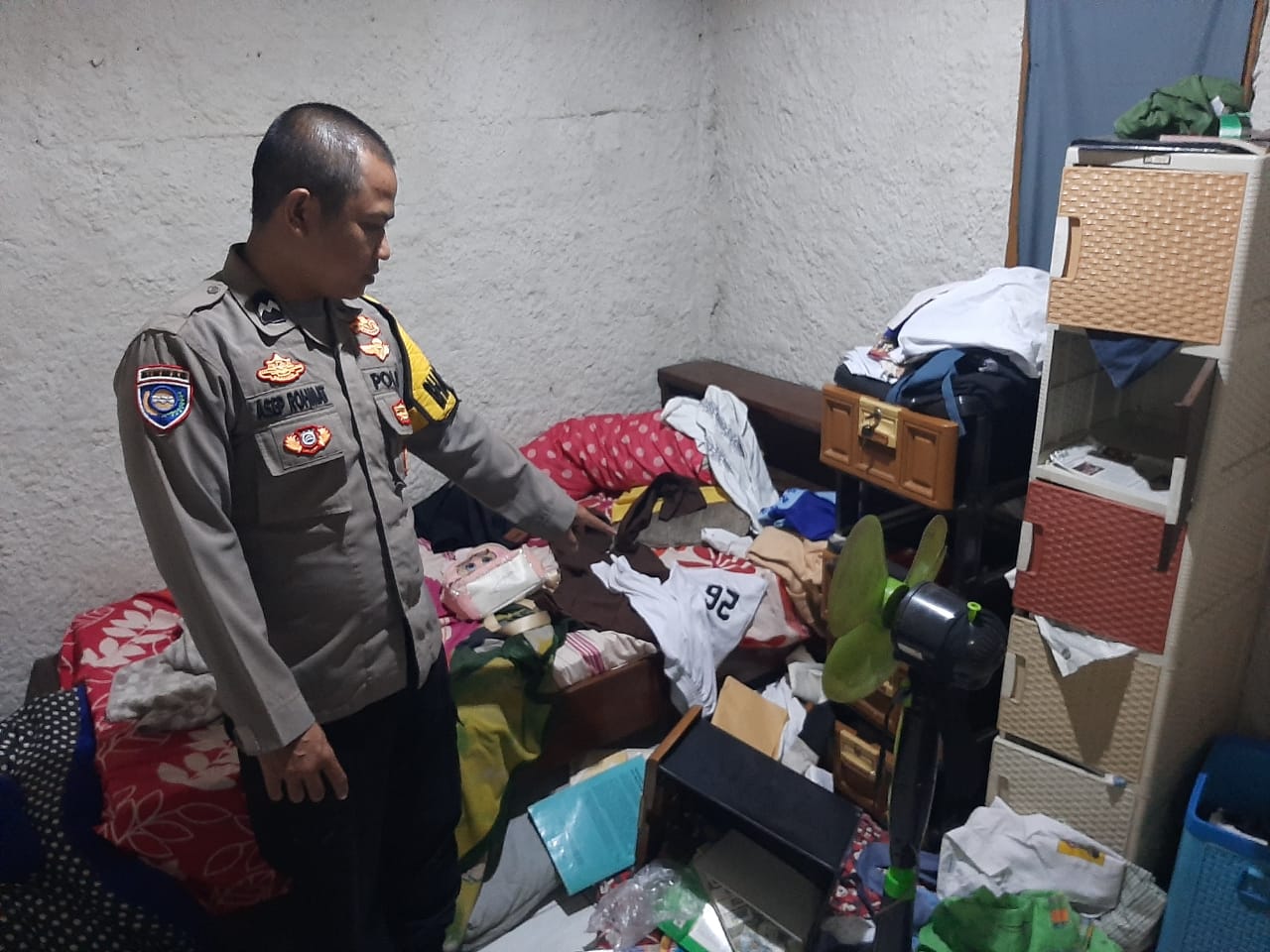 Polisi mengecek rumah di Kampung Medang, Desa Sukamulya, Kecamatan Rumpin, Kabupaten Bogor, dibobol maling, Selasa (3/6/2025).