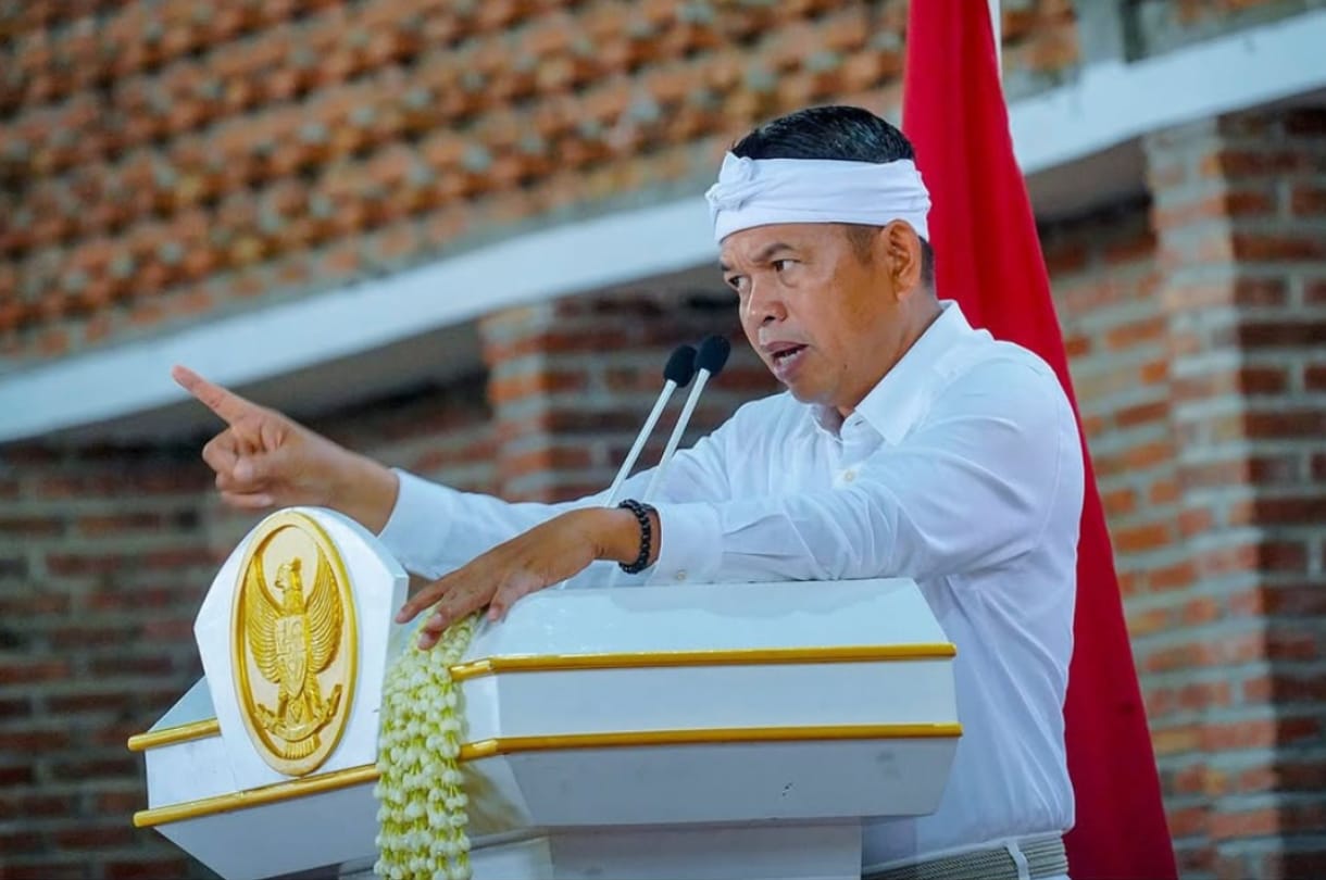 Gubernur Jawa Barat Dedi Mulyadi saat menyampaikan pesan tentang pendidikan&nbsp; dalam Sertijab OPD Jabar di Cirebon.&nbsp;