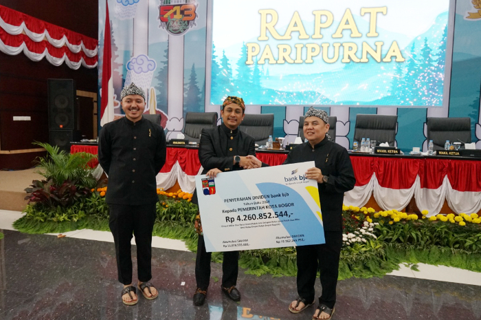 Penyerahan deviden dari bank bjb untuk Pemkot Bogor pada Paripurna HJB ke 543 di Gedung DPRD kota Bogor.