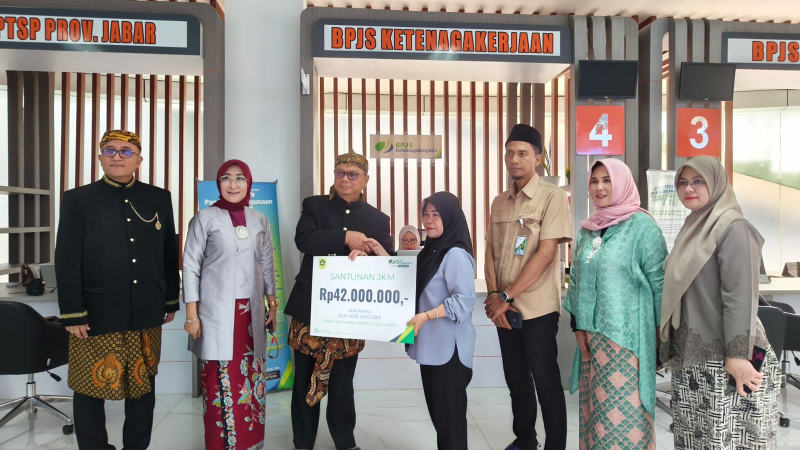 BPJS Ketenagakerjaan Bogor Cileungsi, menyerahkan santunan dari manfaat kepesertaan program kepada ahli waris, Rabu (3/6/2025).