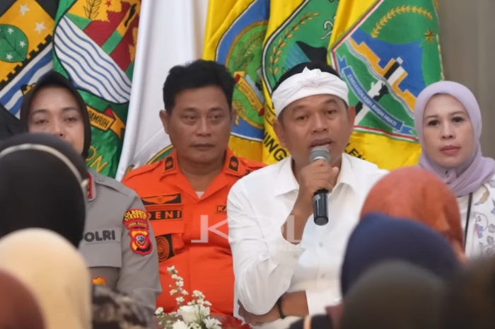 Gubernur Jawa Barat Dedi Mulyadi di pertemuan dengan keluarga korban longsor tambang di Cirebon