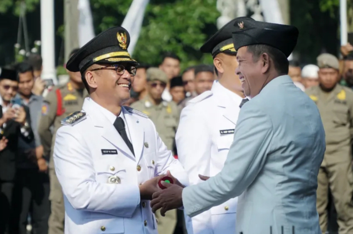 Gubernur Jawa Barat memberikan selamat kepada Bupati dan Wakil Bupati Tasikmalaya, Cecep Nurul Yakin dan Asep Sopari.