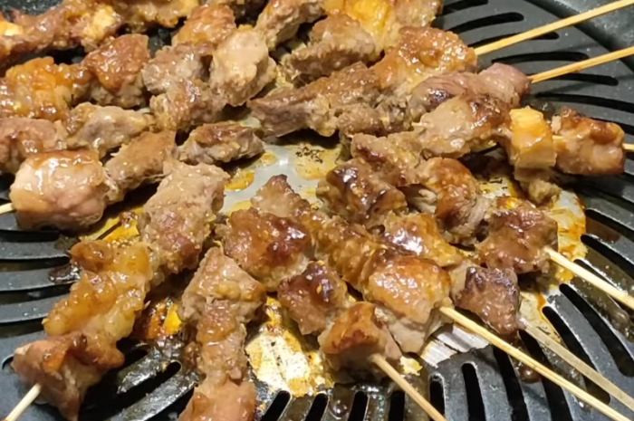 Hidangan Sate Daging Kurban dengan Olesan Bumbu Marinasi