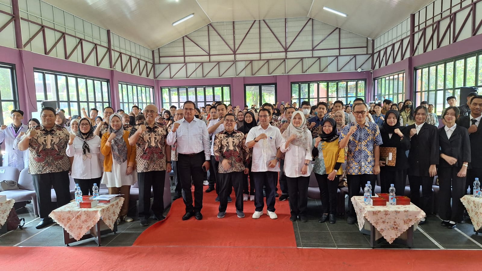 SIMBOLIS: Plh. Rektor IPB University, Alim Setiawan Slamet, bersama Dekan SKHB, drh. Amrozi melepas 609 petugas pemeriksa kesehatan hewan dan daging kurban di Aula Transformasi SKHB IPB, Rabu (4/6).