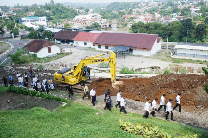 Direktur Jenderal Perkeretaapian, Allan Tandiono saat meninjau lokasi bekas longsoran di Jalan Batutulis, Rabu (4/6/2025).