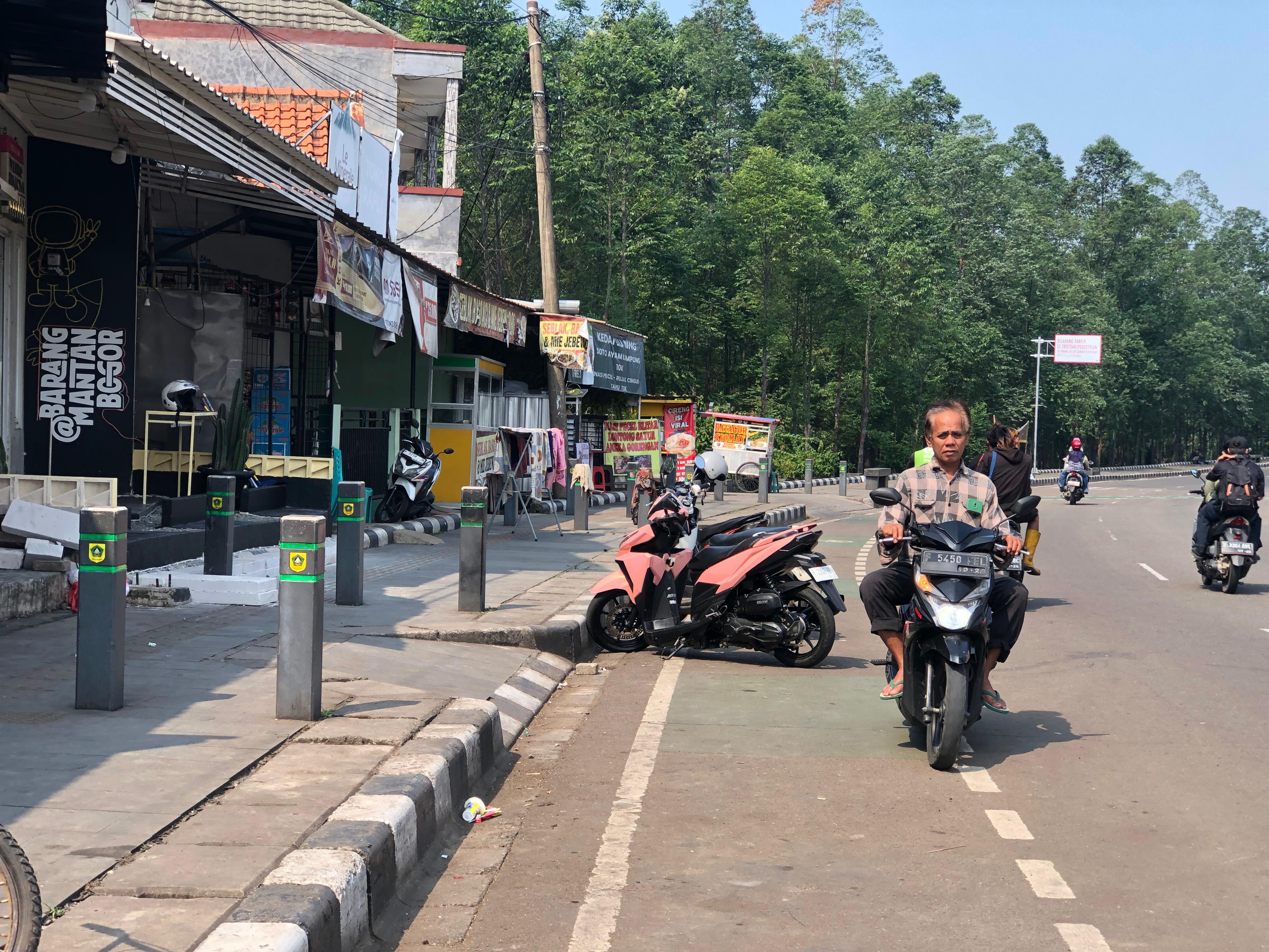 Jalan Raya Lingkar Stadion Pakansari, Kecamatan Cibinong, Kabupaten Bogor, yang kerap dijadikan lokasi parkir liar.