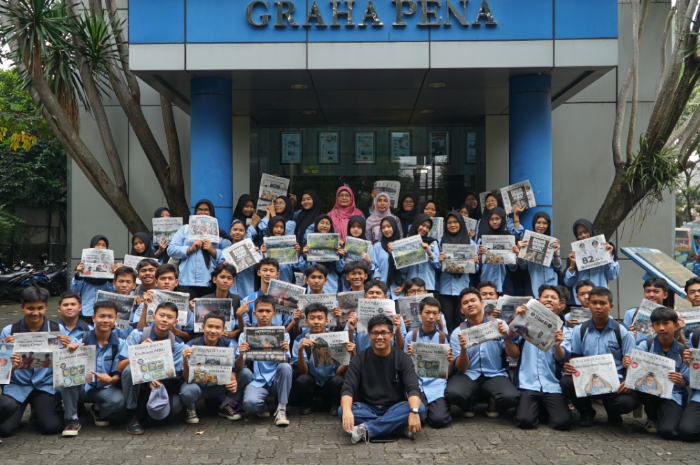 Siswa dan siswi SMKN 1 Bojonggede foto bersama di Graha Pena Radar Bogor.