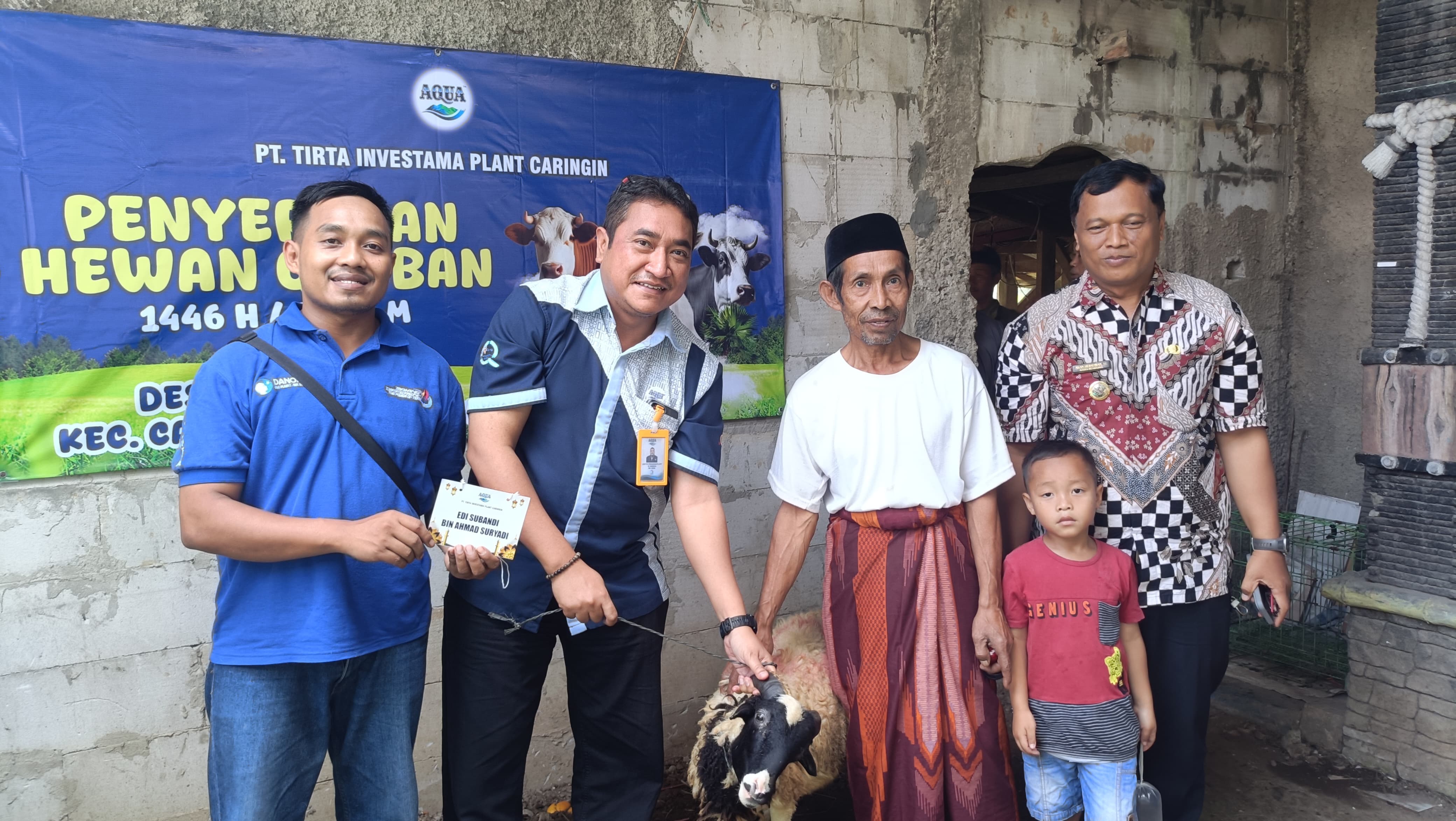 Perwakilan Aqua Group Wilayah Bogor Selatan, menyerahkan bantuan hewan kurban domba kepada masyarakat.