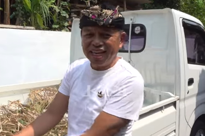 Gubernur Jawa Barat Dedi Mulyadi membagikan daging kepada warga jelang Hari Raya Idul Adha.