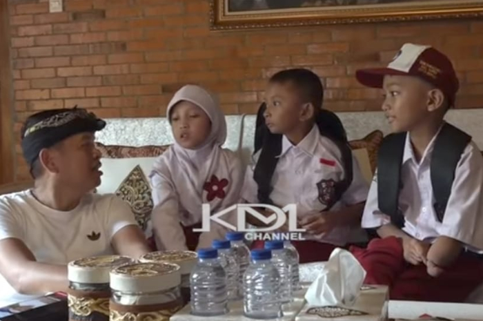 Gubernur Jawa Barat Dedi Mulyadi berbincang dengan tiga pelajar SD asal Kota Depok.