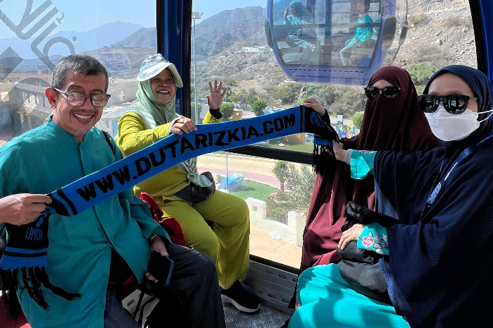 Jamaah Dutarizkia Tour & Travel saat naik Kereta Gantung Tour Thaif.